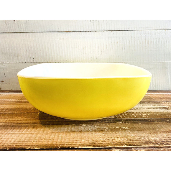Vintage Pyrex Primary Yellow Serving Bowl Dish 525B-025 2.5 QT - Picture 2 of 9